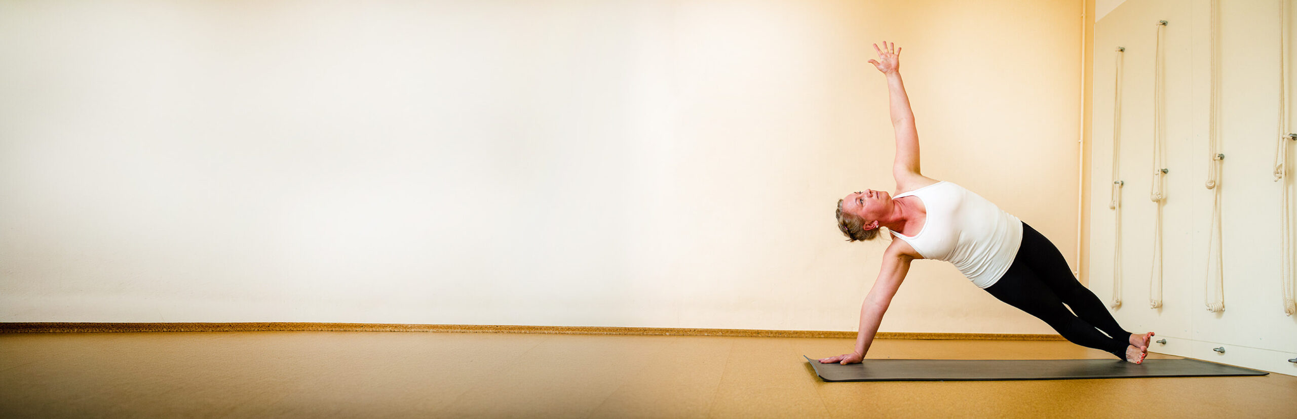 Hero asana praxis yoga