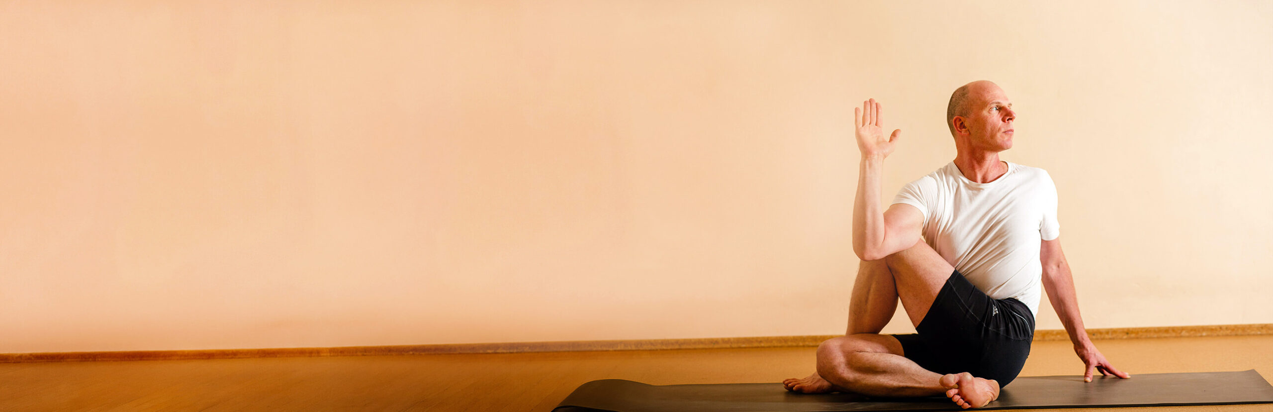 Hero asana praxis yoga